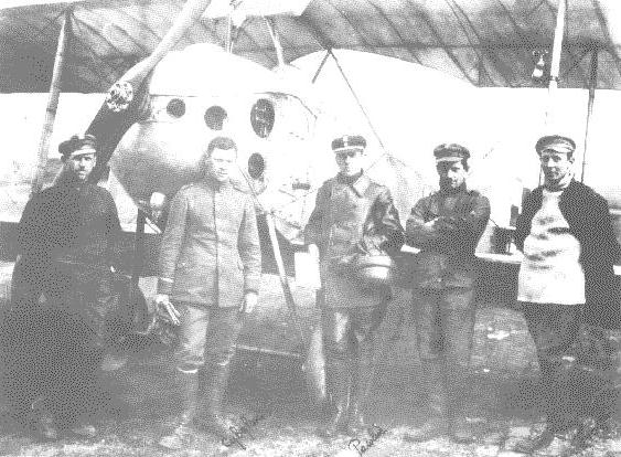 Lotnicy 1 Eskadry Wywiadowczej z ppor. Stanisławem Pawluciem (w środku) na tle Anatry Anasal DS nr 815