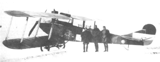 Oeffag C.II s.52, na którym wykonano pierwszy lot bojowy nad Lwowem 5 listopada 1918 roku, przed samolotem stoją piloci: kpt.Bastyr, por.Toruń i por.Roland
