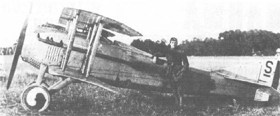 Por.pil.Stanisław Pawluć przed samolotem SPAD S.VII C1